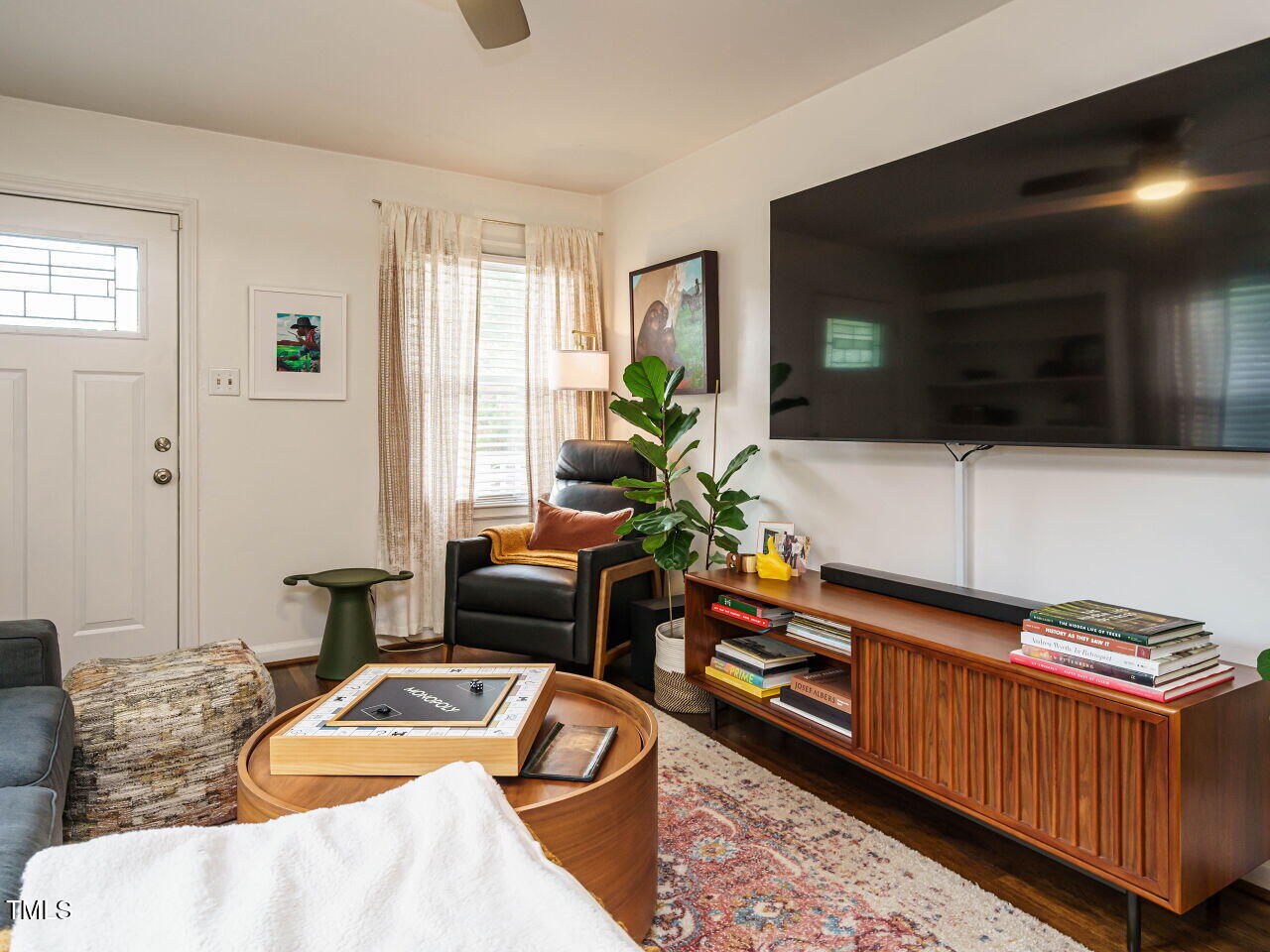 006-1280x960-living-room