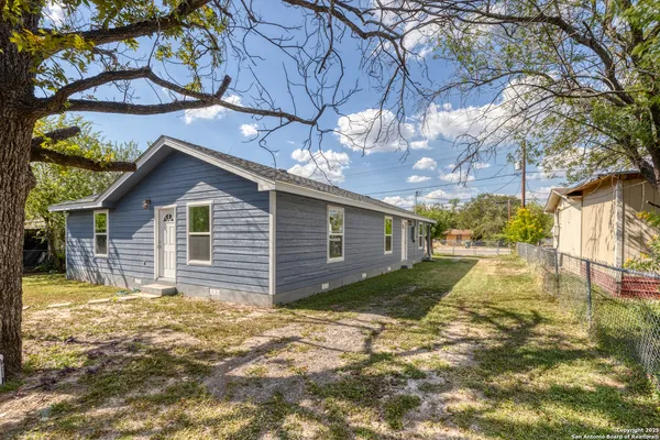 $219,000 | 723 West Leona Street, Uvalde, TX 78801