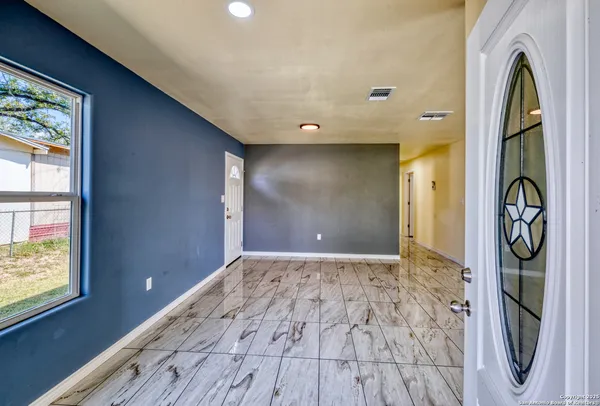 $219,000 | 723 West Leona Street, Uvalde, TX 78801