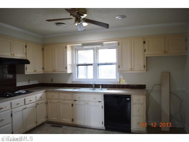 264 Buckingham Road Pinnacle, NC 27043 - Photo 5 of 14 Kitchen.