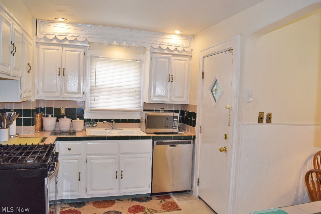 1655 Ivydale Road Cleveland Heights, OH 44118 - Photo 6 of 16 A view of the updated kitchen