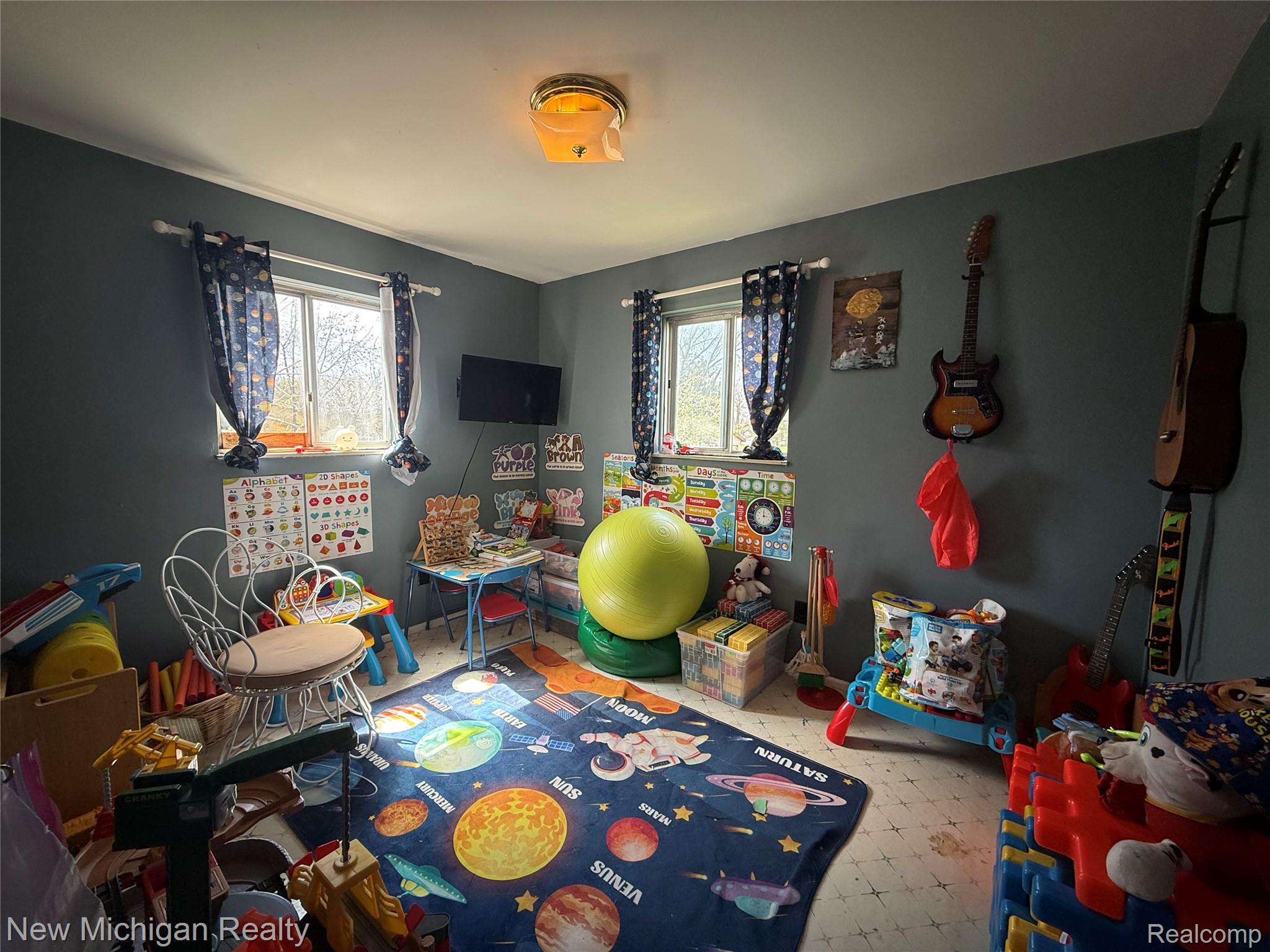 1054 Ransom Drive Flint, MI 48507 - Photo 17 of 27 Game room with plenty of natural light and light flooring