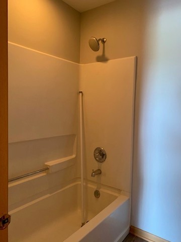 707 Shannon Drive Romeoville, IL 60446 - Photo 14 of 14 a bathroom with a bathtub