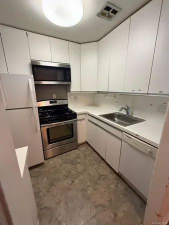$325,000 | 601 Chestnut Street, Unit A17, Cedarhurst, NY 11516