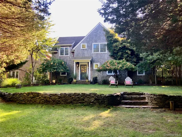 $2,595,000 | 10 Deer Path, East Hampton, NY 11937