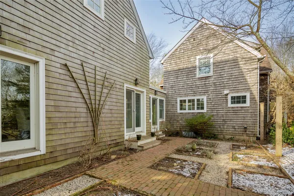 $2,595,000 | 10 Deer Path, East Hampton, NY 11937