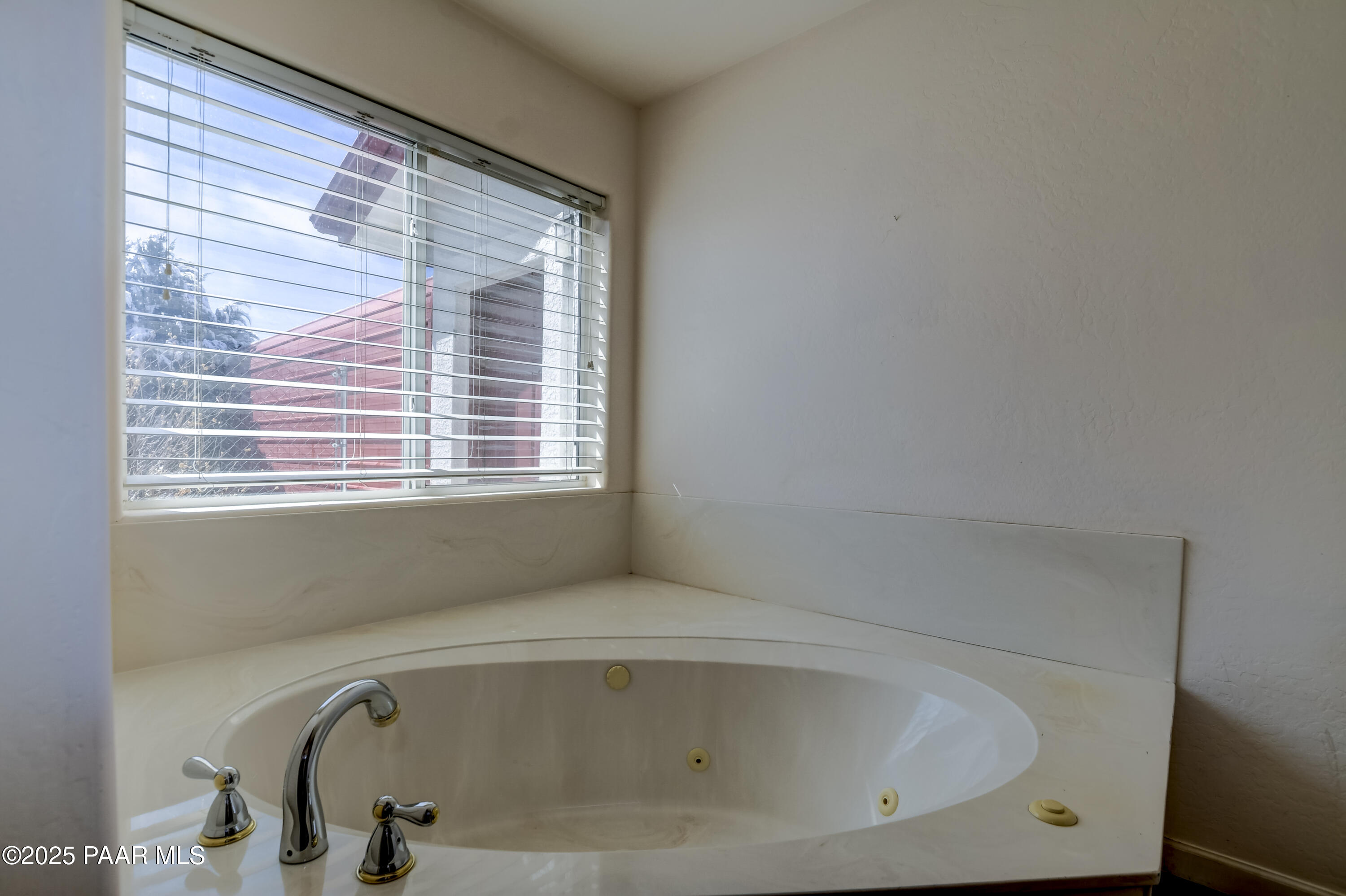 9100 East Lonesome Valley Road Prescott Valley, AZ 86315 - Photo 27 of 66 Primary Bathroom Soaker Tub