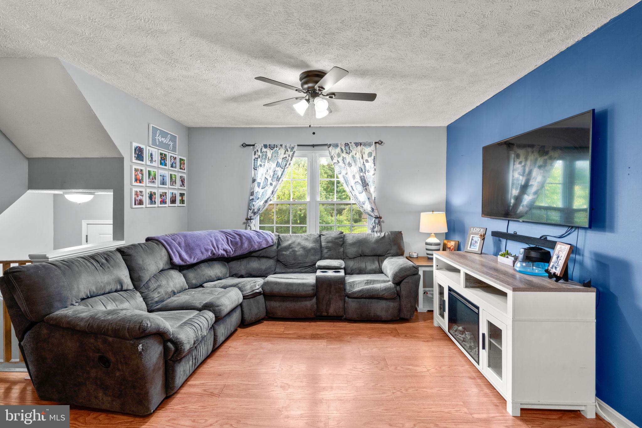 230 Oak Leaf Way Halethorpe, MD 21227 - Photo 5 of 37 Living Room