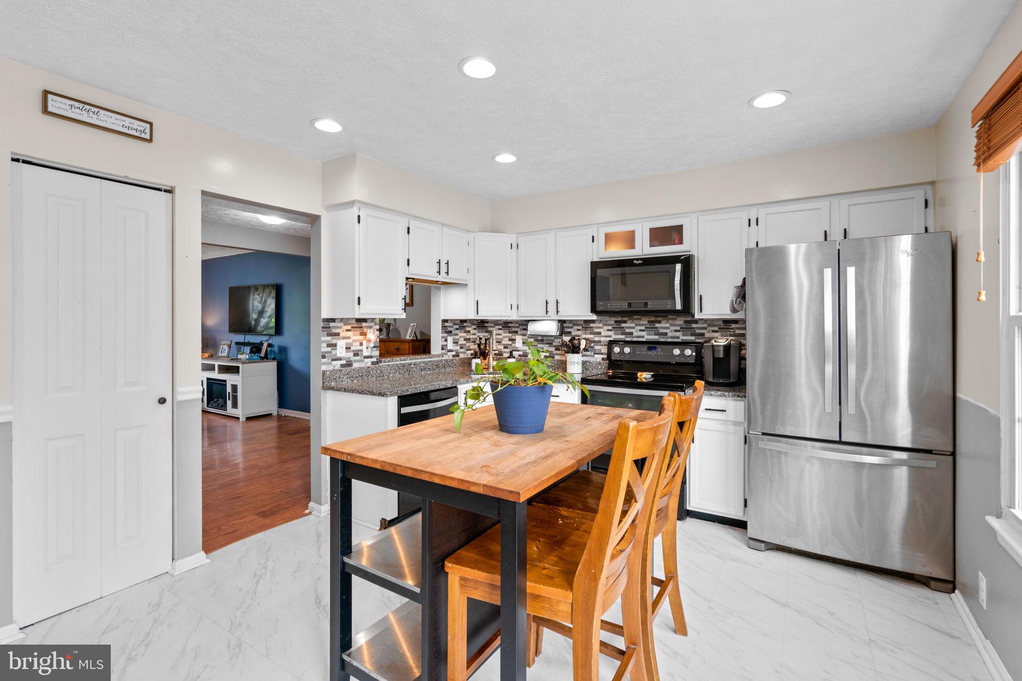 230 Oak Leaf Way Halethorpe, MD 21227 - Photo 10 of 37 Kitchen / Breakfast Area