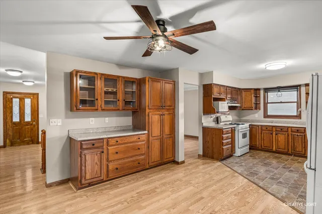 $389,900 | 1652 Hilda Drive, Lake Holiday, IL 60548