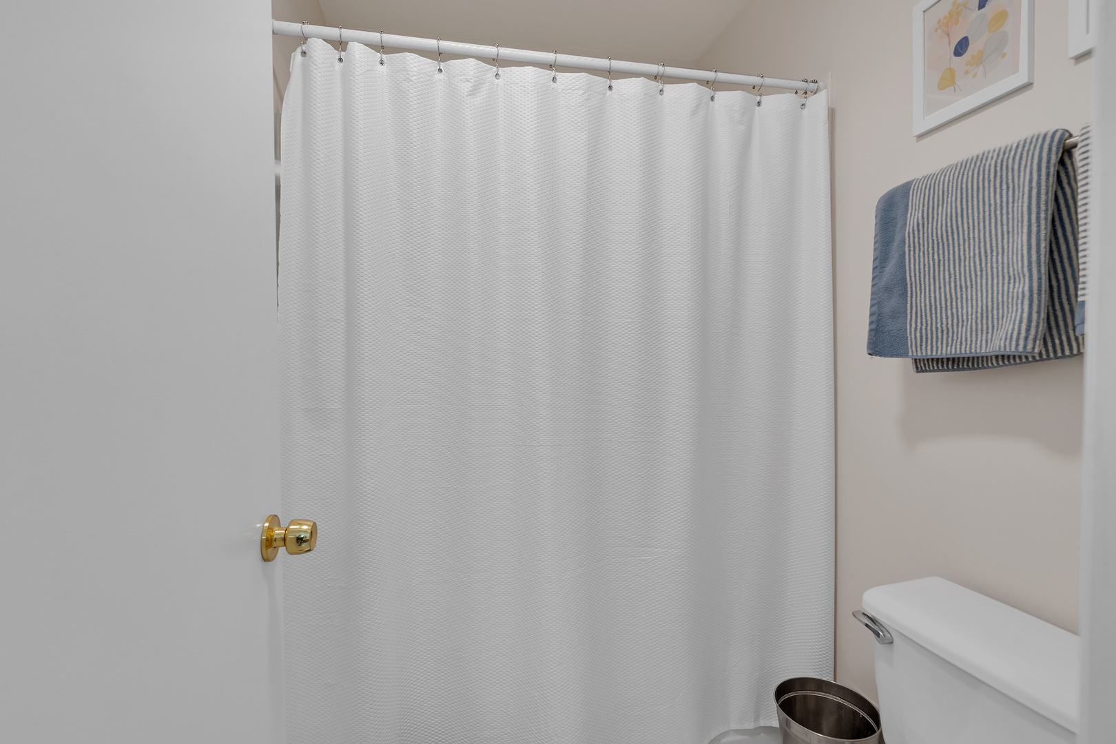 1256 Reading Court Wheaton, IL 60189 - Photo 22 of 34 a bathroom with a shower curtain