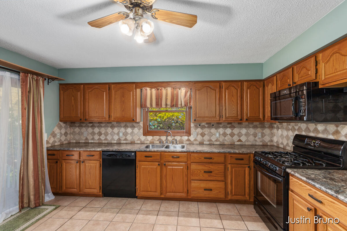 2744 Hall Road Muskegon, MI 49442 - Photo 7 of 46 IMG_1008