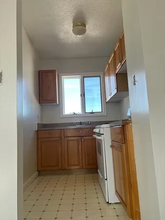 $1,800 | 171 Tinkham Street, Unit 3, New Bedford, MA 02746