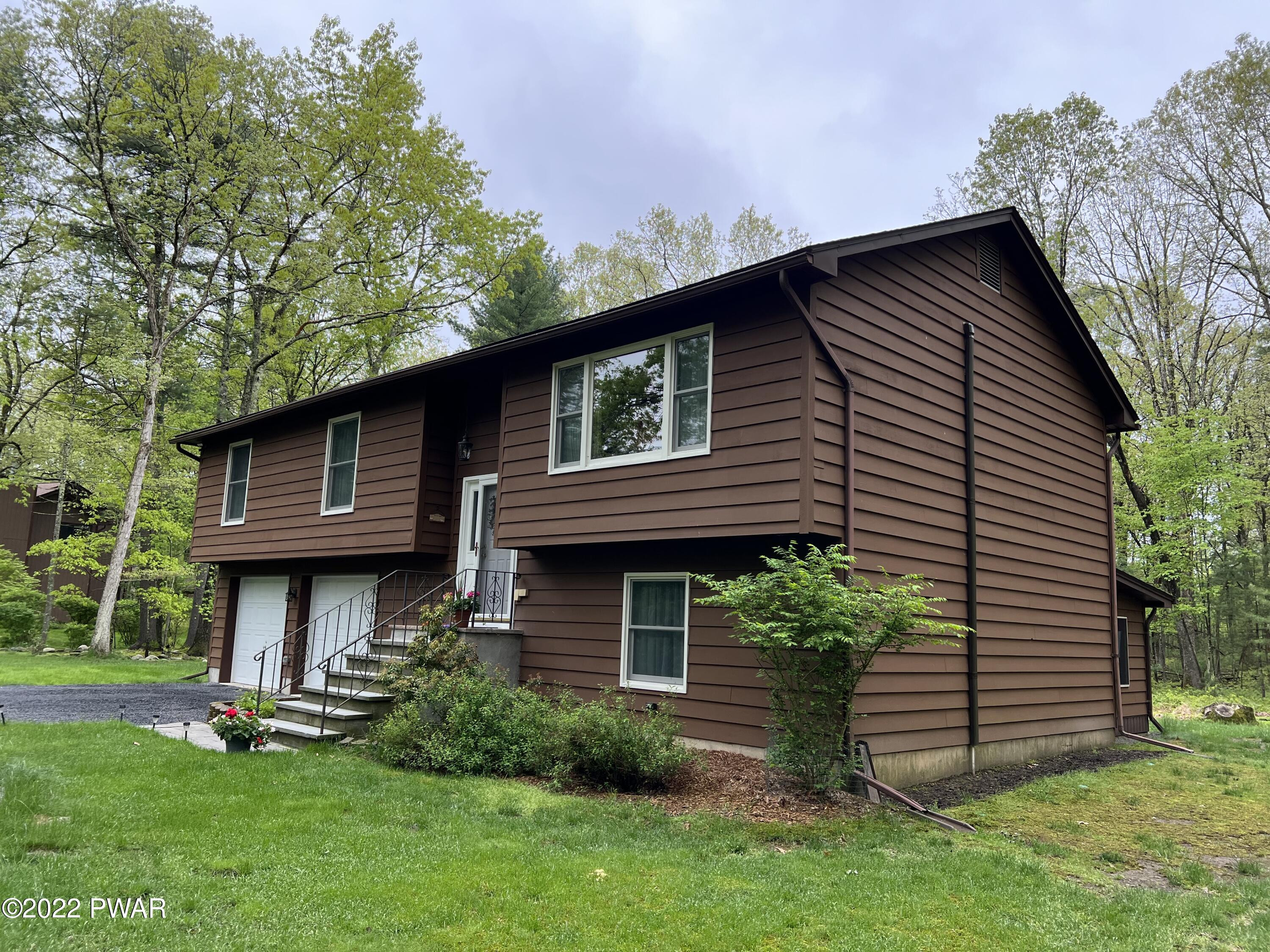 320 Rambling Way Milford, PA 18337 - Photo 33 of 33 Front Corner View