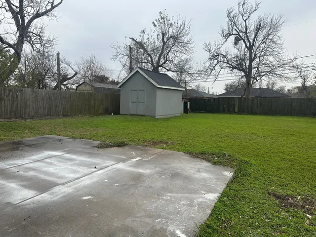 $1,500 | 208 Walnut Street, Lake Jackson, TX 77566