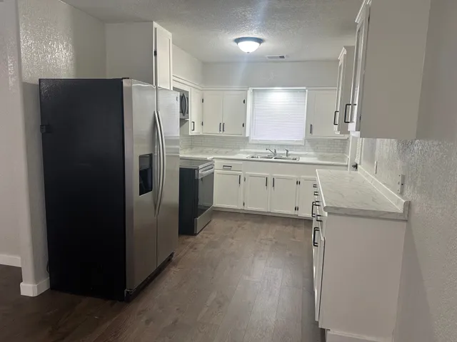 $1,500 | 208 Walnut Street, Lake Jackson, TX 77566