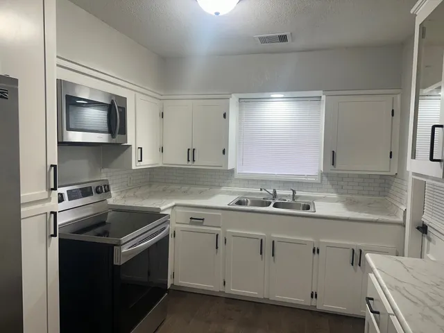 $1,500 | 208 Walnut Street, Lake Jackson, TX 77566