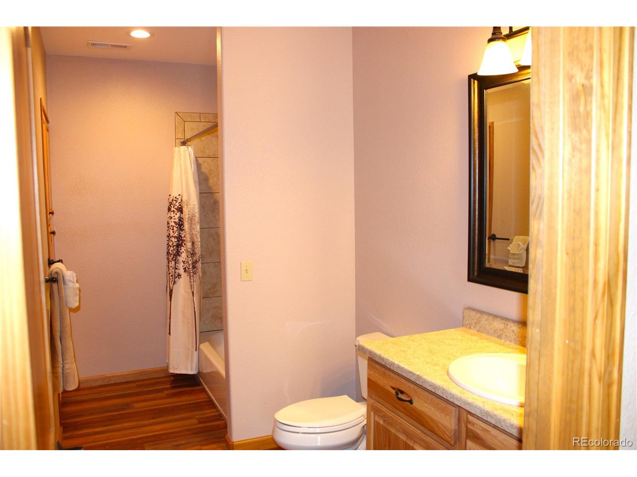 946 Singletree Road Hartsel, CO 80449 - Photo 41 of 50 Inviting Guest Bath with Tub/Shower w Tile Surround.