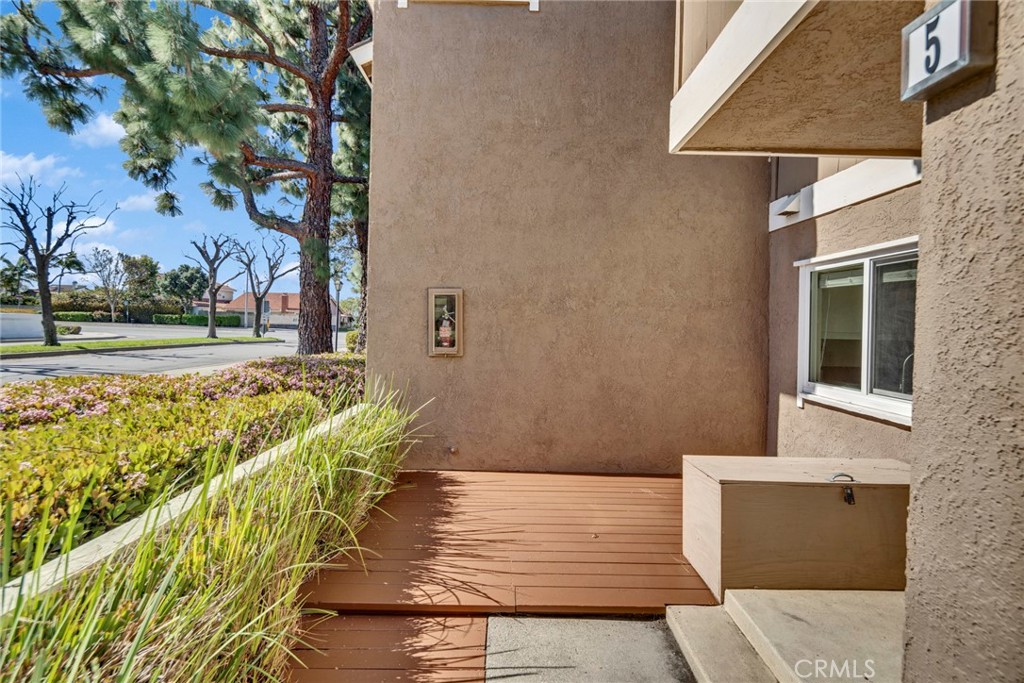 5 Hartford, Unit 36 Irvine, CA 92604 - Photo 23 of 37 a view of a backyard of the house