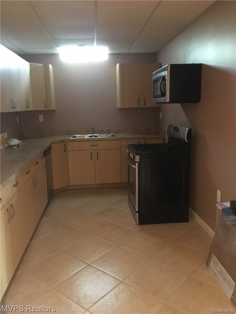 3191 Villanova Circle Rochester, MI 48307 - Photo 21 of 28 bas kitch.jpg