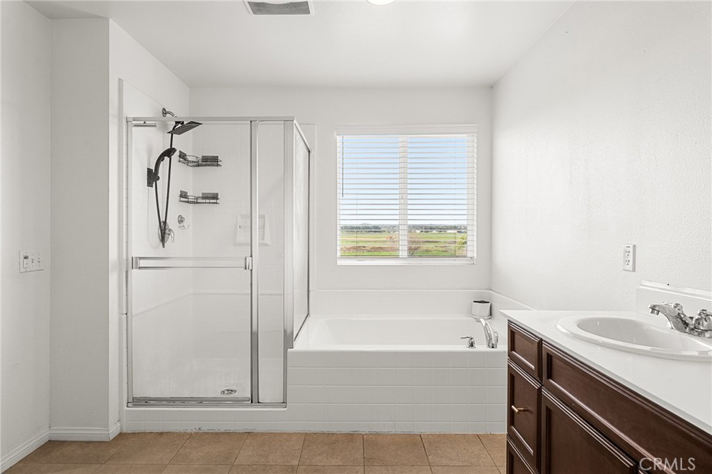 136 Yosemite Avenue Perris, CA 92570 - Photo 20 of 31 a bathroom with a bathtub and a sink