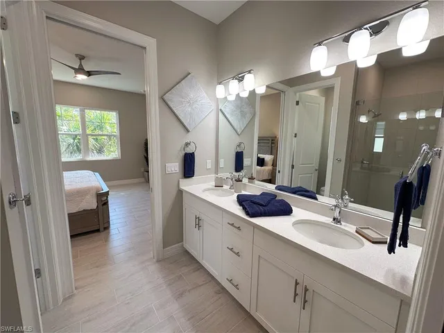 a en suite bathroom with a double vanity sink and mirror