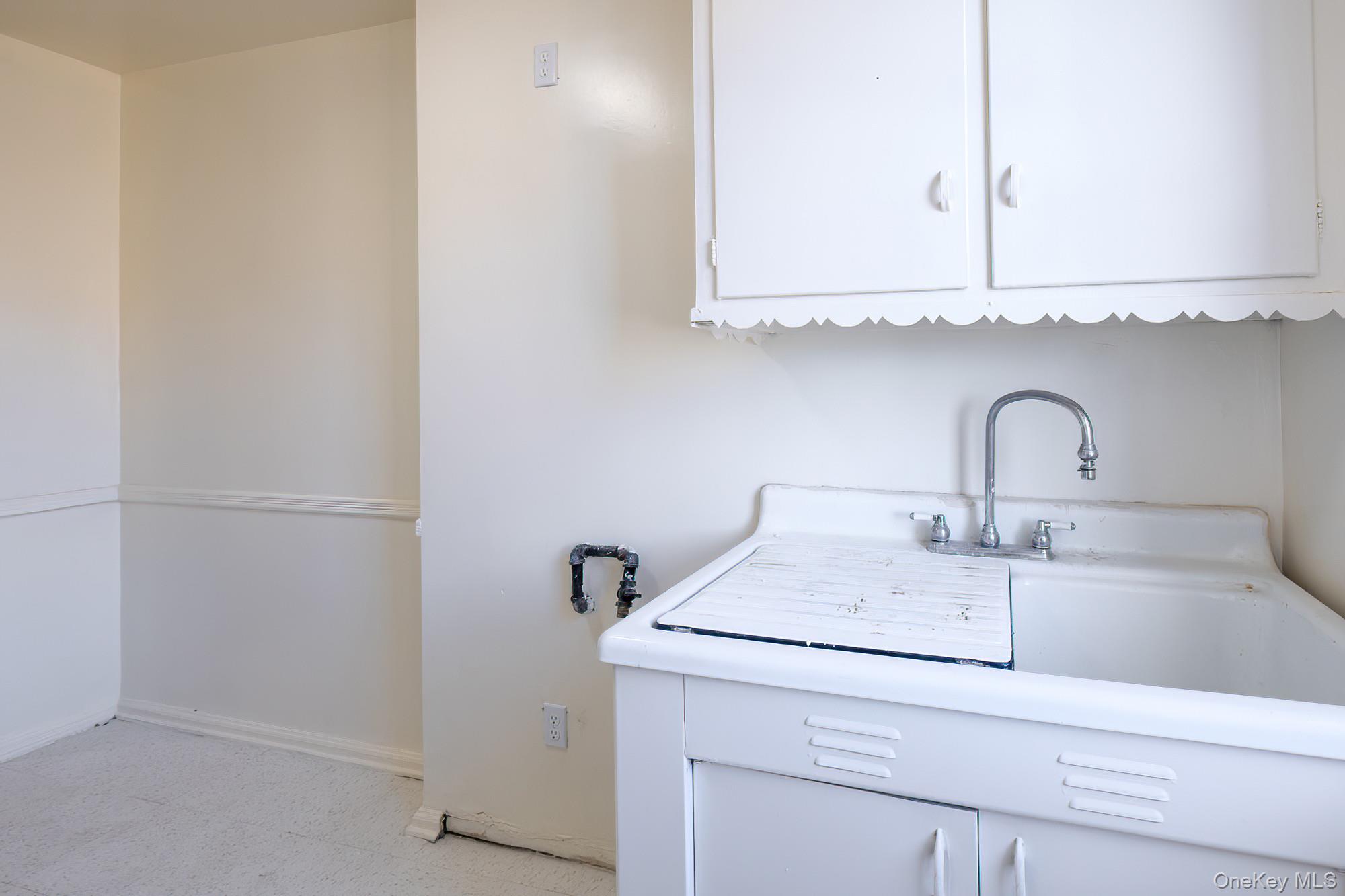 25 Knolls Crescent, Unit 9E Bronx, NY 10463 - Photo 10 of 23 Laundry area with a sink and baseboards