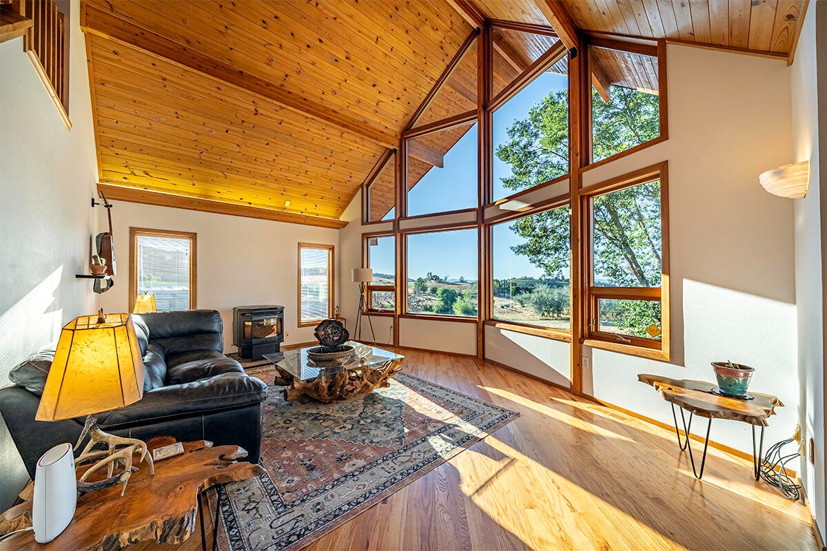 3960 Independence School Road Medford, OR 97501 - Photo 6 of 47 DSC07312-HDR-Edit