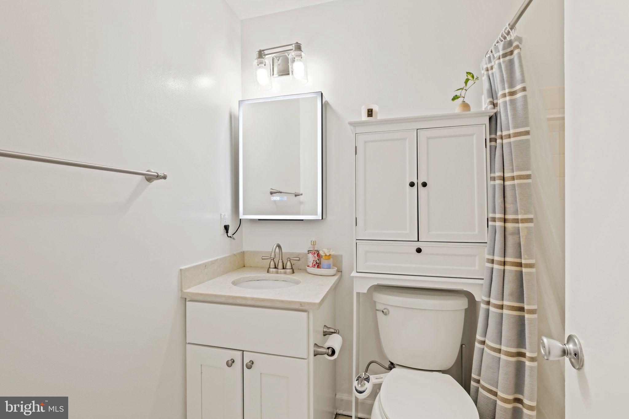 7344 Greentree Road Bethesda, MD 20817 - Photo 21 of 33 Hallway Full Bathroom