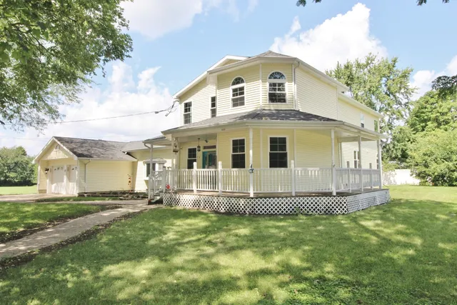 a view of a house with backyard