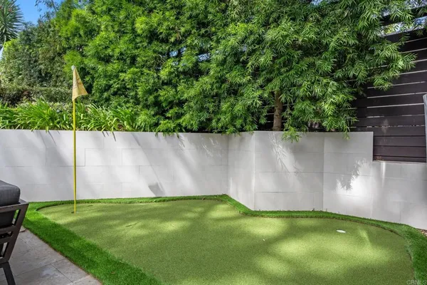 a view of a back yard