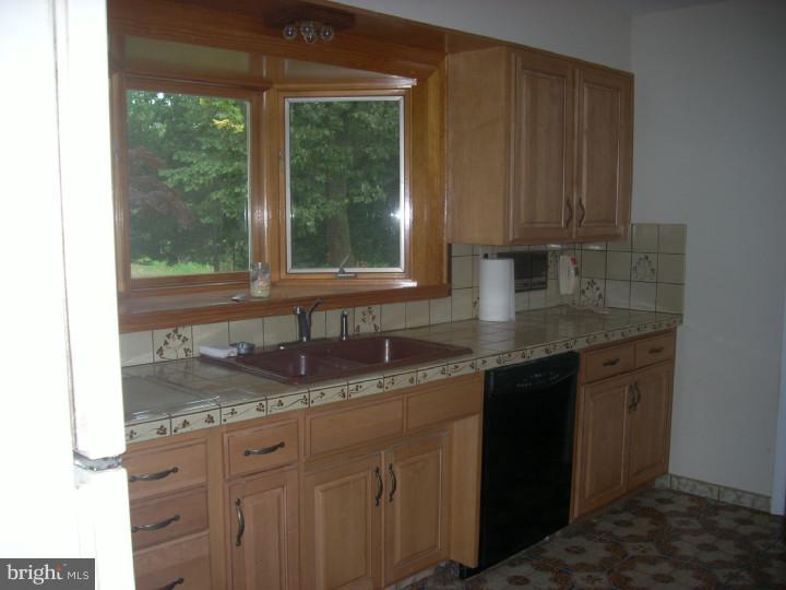 893 Bear Tavern Road Ewing, NJ 08628 - Photo 4 of 21 Gallery Image 4