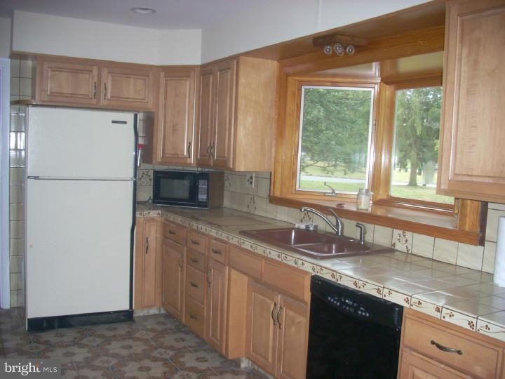 893 Bear Tavern Road Ewing, NJ 08628 - Photo 5 of 21 Gallery Image 5