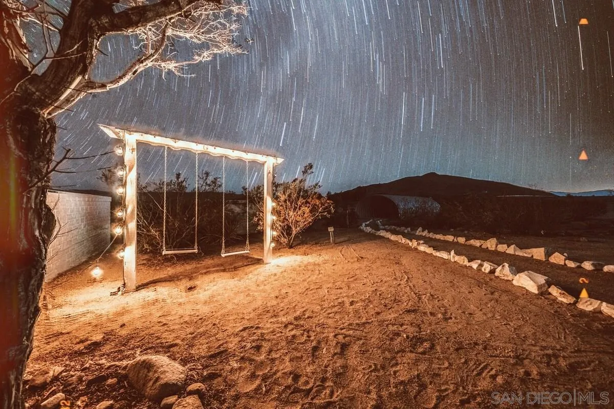 3900 Ave Tortuga Joshua Tree, CA 92252 - Photo 28 of 28 a backyard of a house