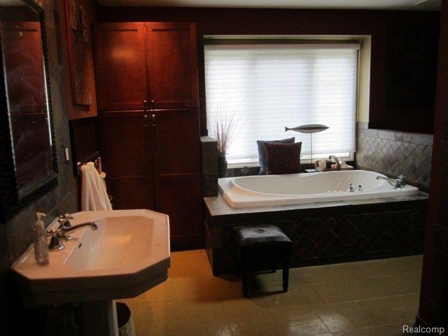 3581 East Commerce Road Commerce Township, MI 48382 - Photo 14 of 25 6.27.2011 033