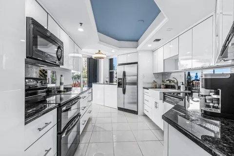$1,100,000 | 5200 North Ocean Drive, Unit 102, Singer Island, FL 33404