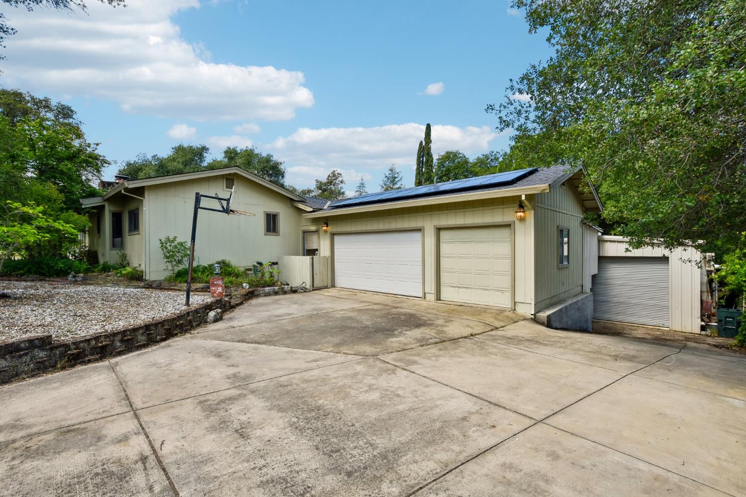 6180 Rustic Hills Drive Rocklin, CA 95677 - Photo 36 of 37 a white house with a outdoor space
