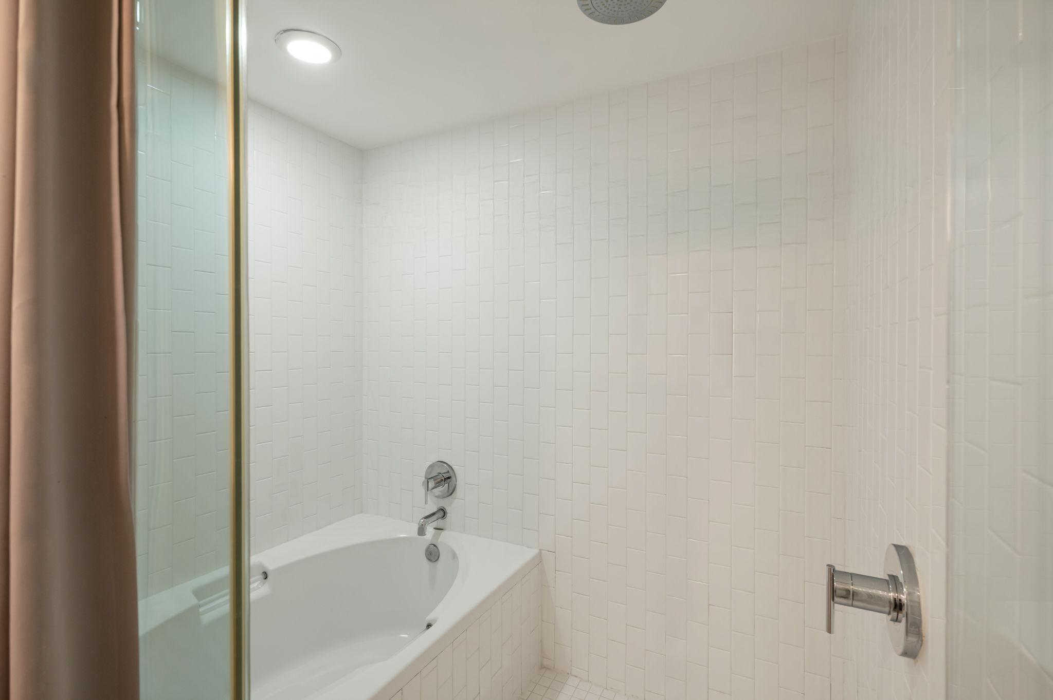 603 Davis Street, Unit 907 Austin, TX 78701 - Photo 8 of 22 A roomy shower and a tub!