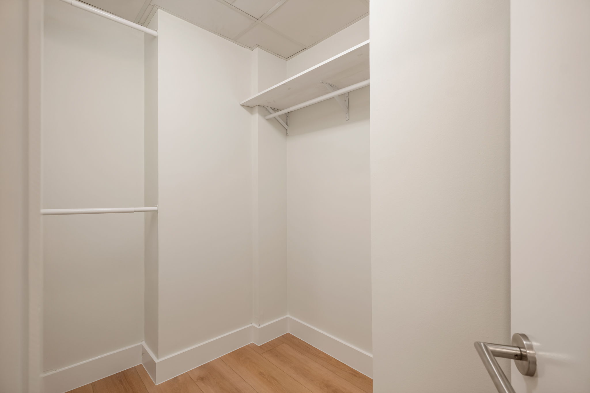 603 Davis Street, Unit 907 Austin, TX 78701 - Photo 9 of 22 En suite walk-in closet