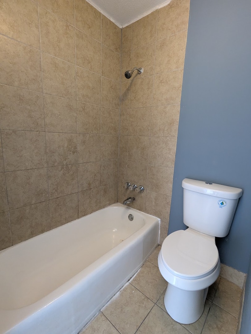 11530 South Racine Avenue Chicago, IL 60643 - Photo 8 of 17 a bathroom with a toilet and bathtub