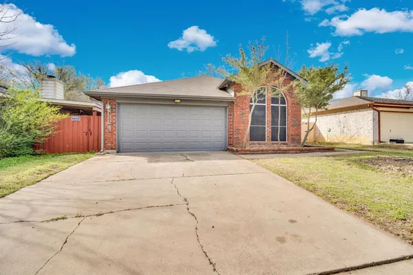 $284,997 | 324 Faircrest Drive, Arlington, TX 76018