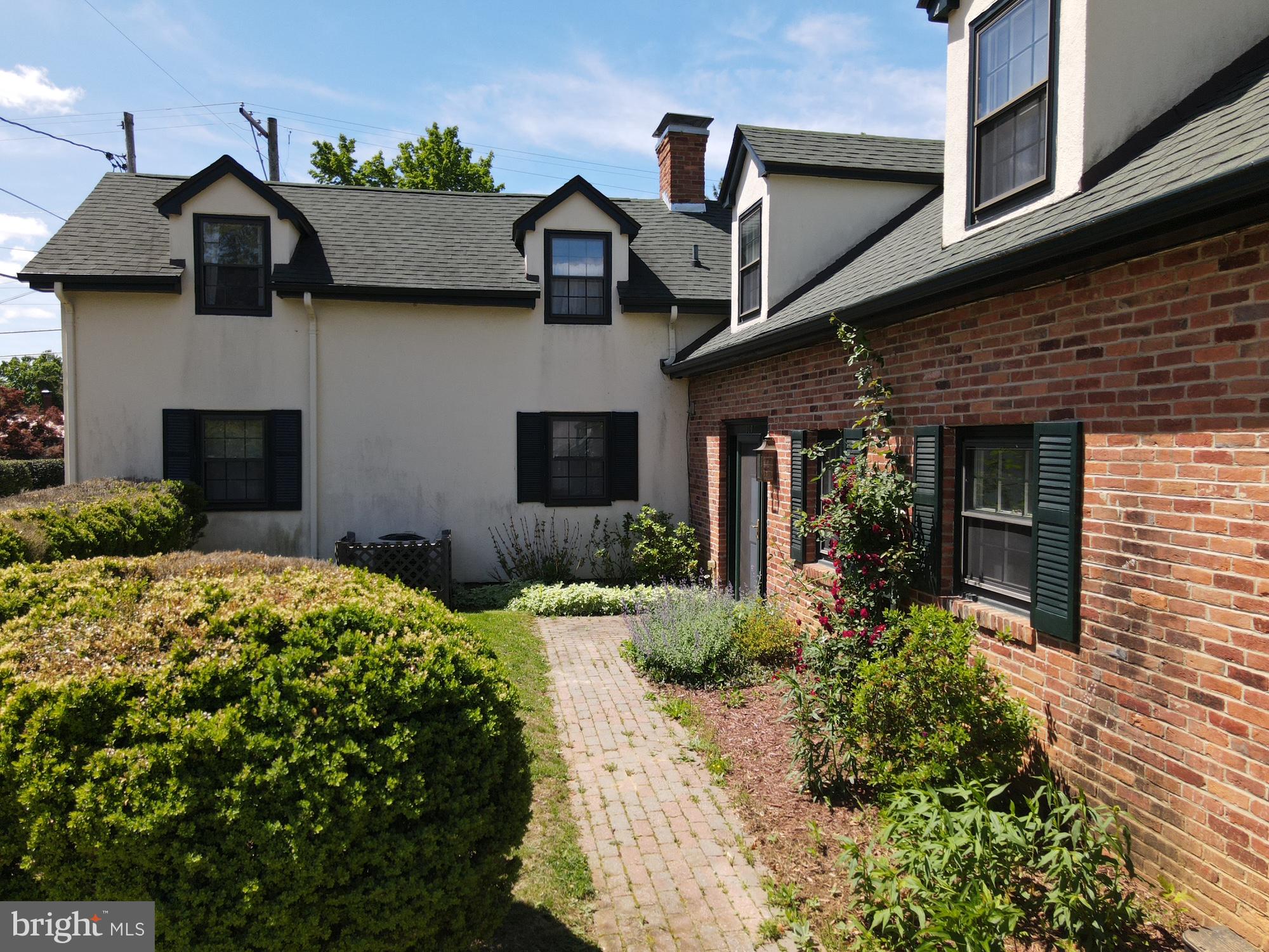 509 Main Street Washington, VA 22747 - Photo 2 of 35 Front walkway