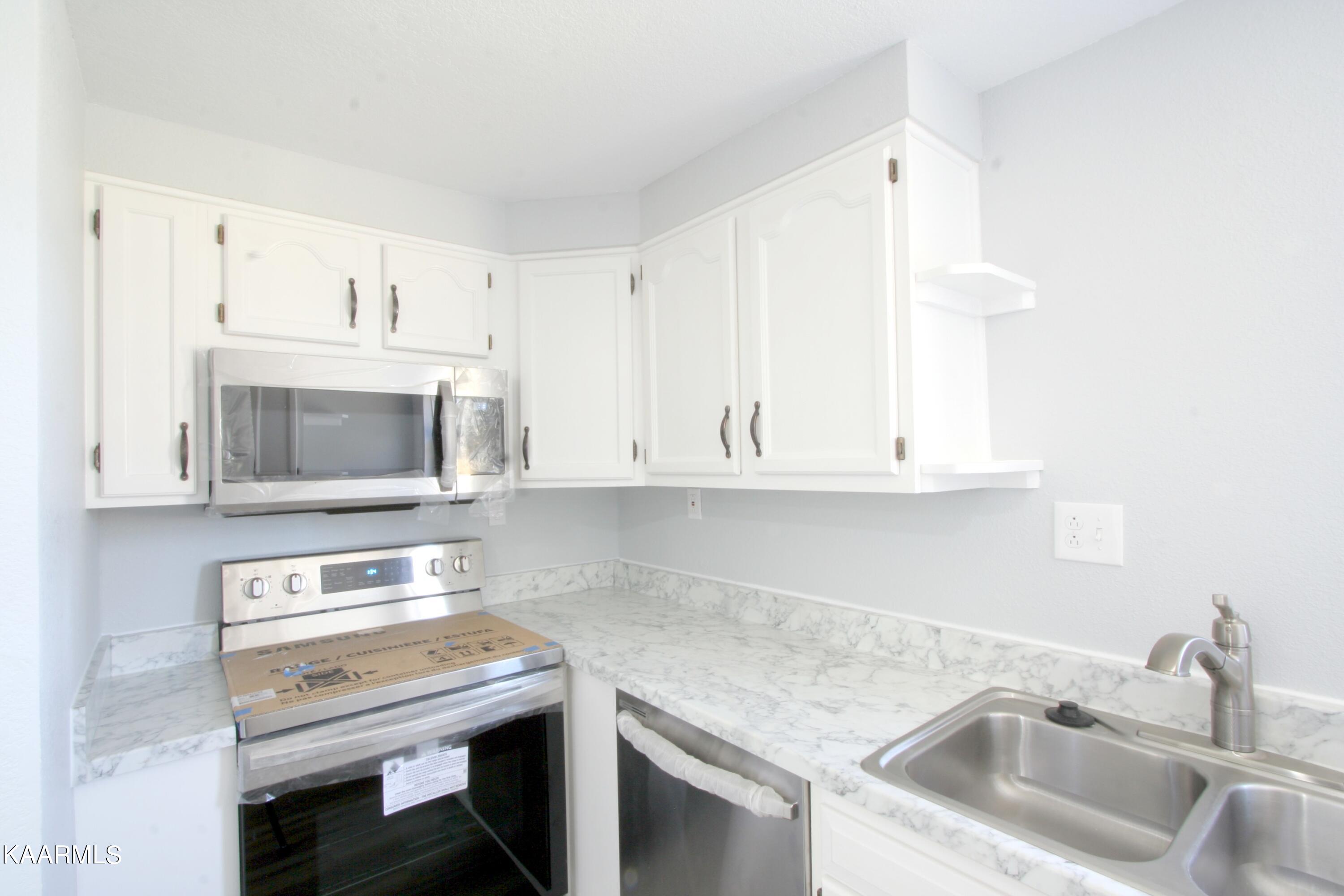 501 Wallace Road Luttrell, TN 37779 - Photo 11 of 38 Kitchen Glass Top Range & Microwave Oven