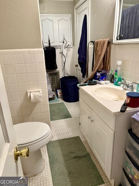 405 South Leroy Street Metter, GA 30439 - Photo 12 of 18 a bathroom with a sink toilet and mirror