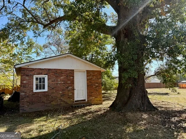 a view of a backyard