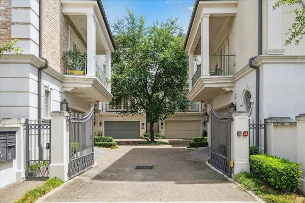 $1,649,000 | 2413 Mimosa Drive, Houston, TX 77019