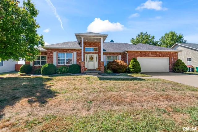 $327,000 | 1620 Chancelor Place, Chatham, IL 62629