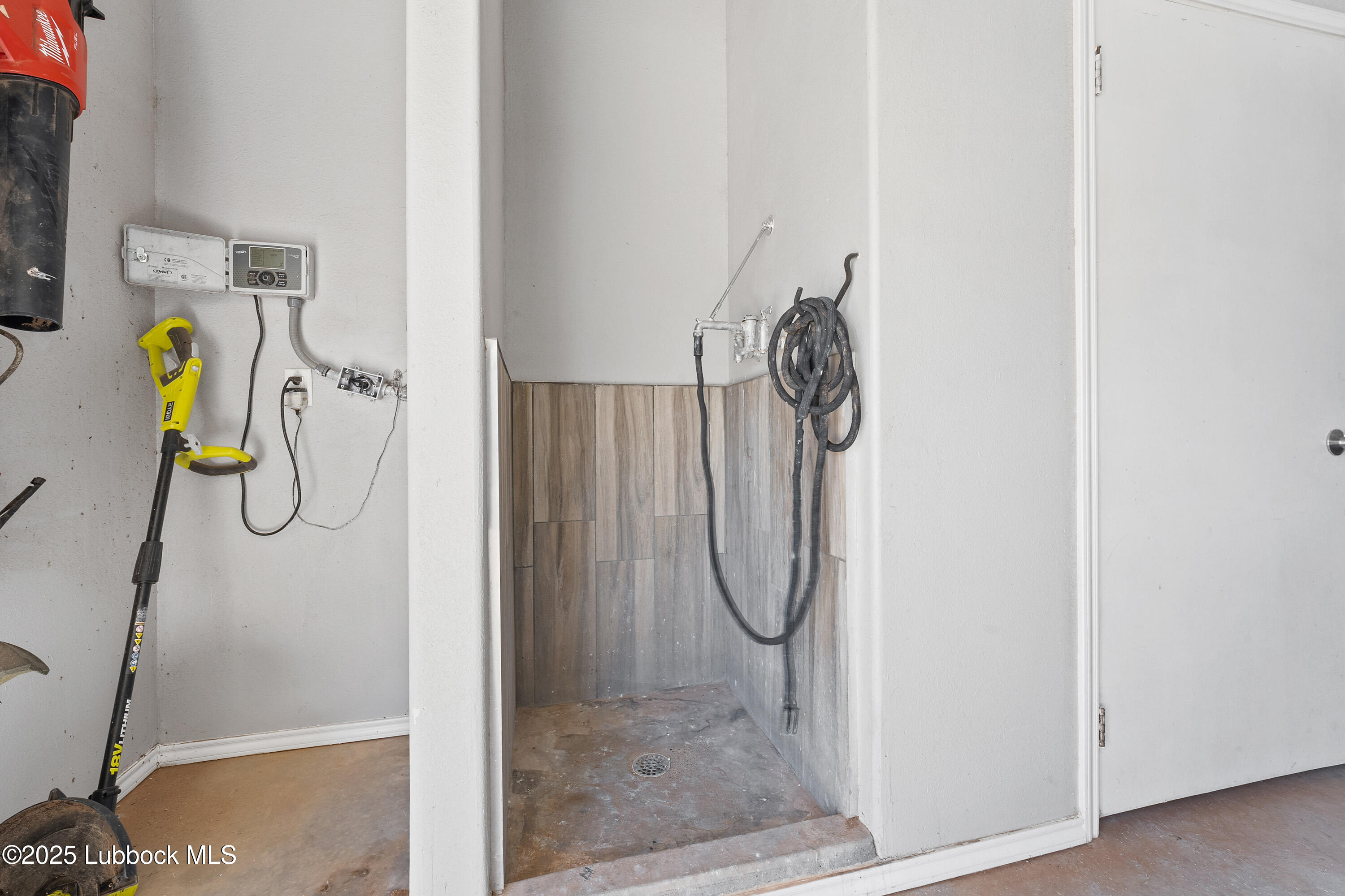 5125 County Road 7930 Lubbock, TX 79424 - Photo 75 of 75 a bathroom with a shower