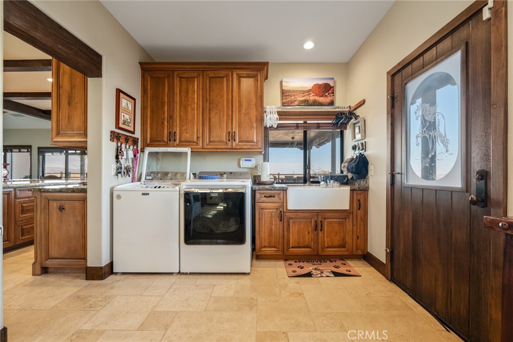 61138 Onaga Trail Joshua Tree, CA 92252 - Photo 5 of 20 a kitchen that has a lot of cabinets in it and stainless steel appliances