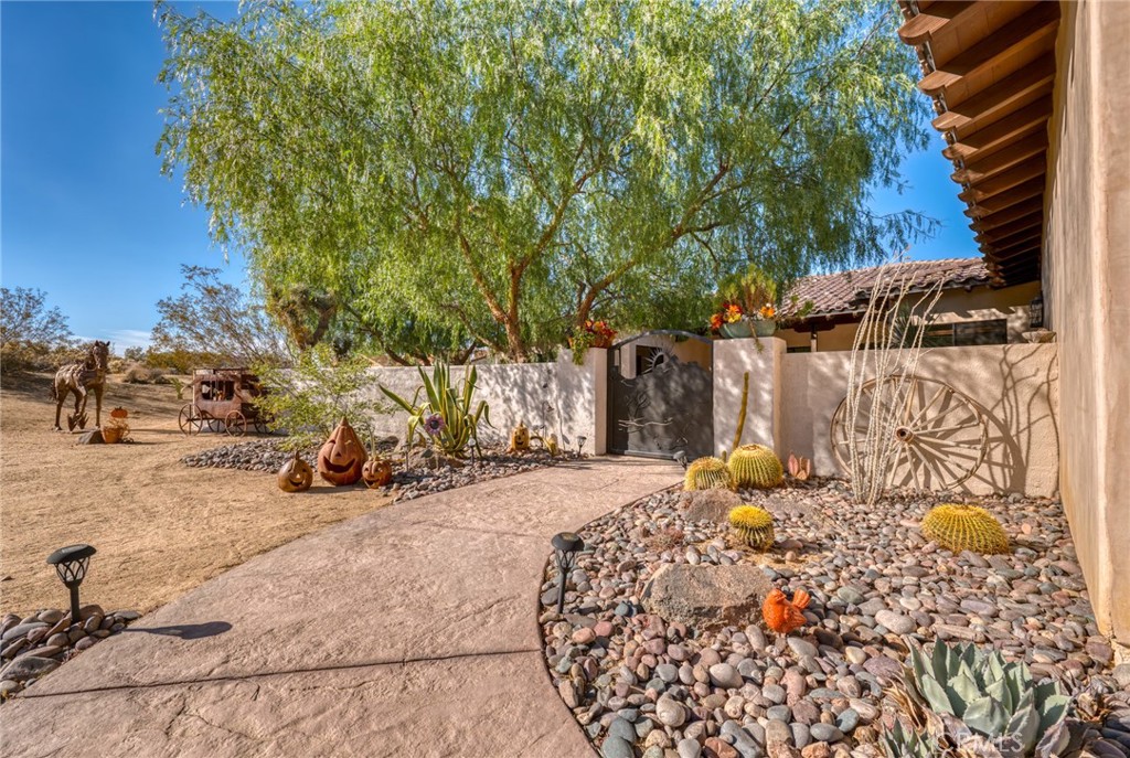 61138 Onaga Trail Joshua Tree, CA 92252 - Photo 7 of 20 a view of a backyard of the house